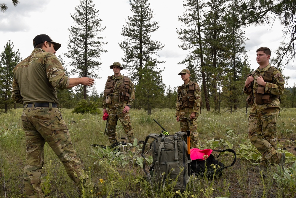 SERE Instructors Provide Navigational and Evasion Training