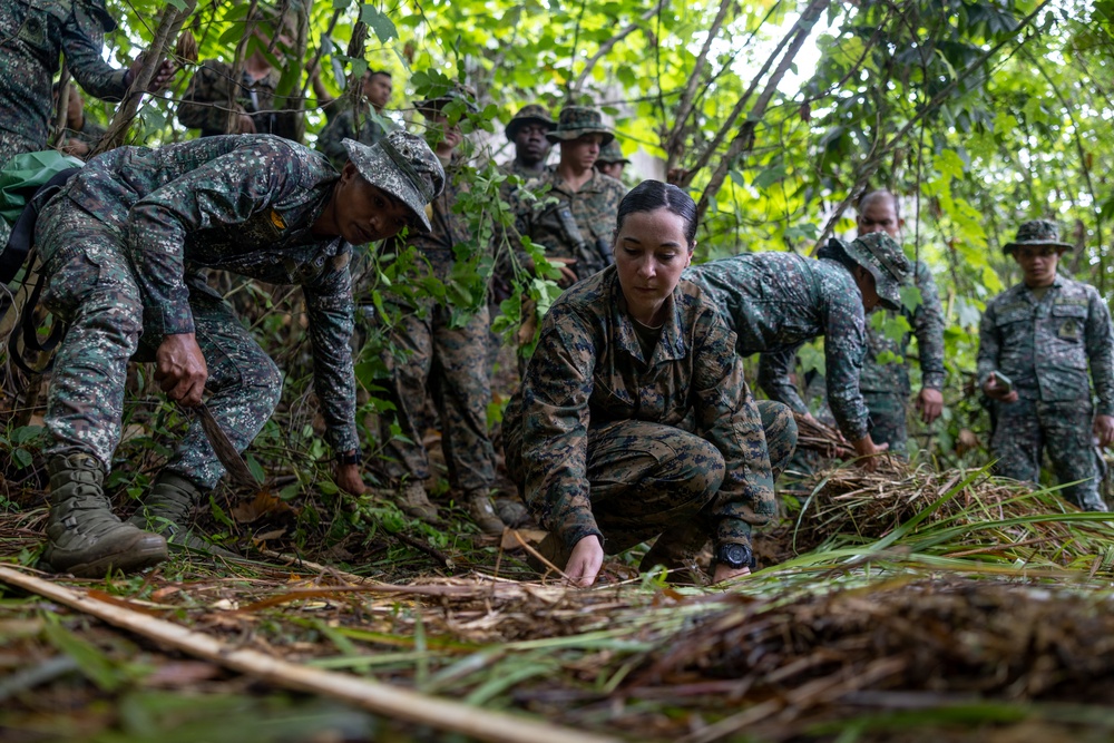 U.S. Marines learn jungle survival skills from Philippine Marines