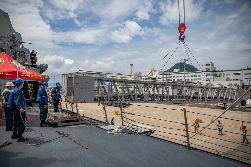 USS Ralph Johnson (DDG 114) pulls into Commander, Fleet Activities Sasebo.