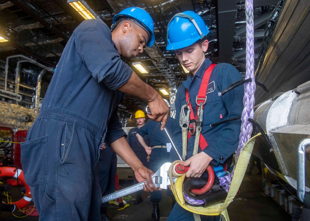 USS Manchester Conducts OMSI Preparation