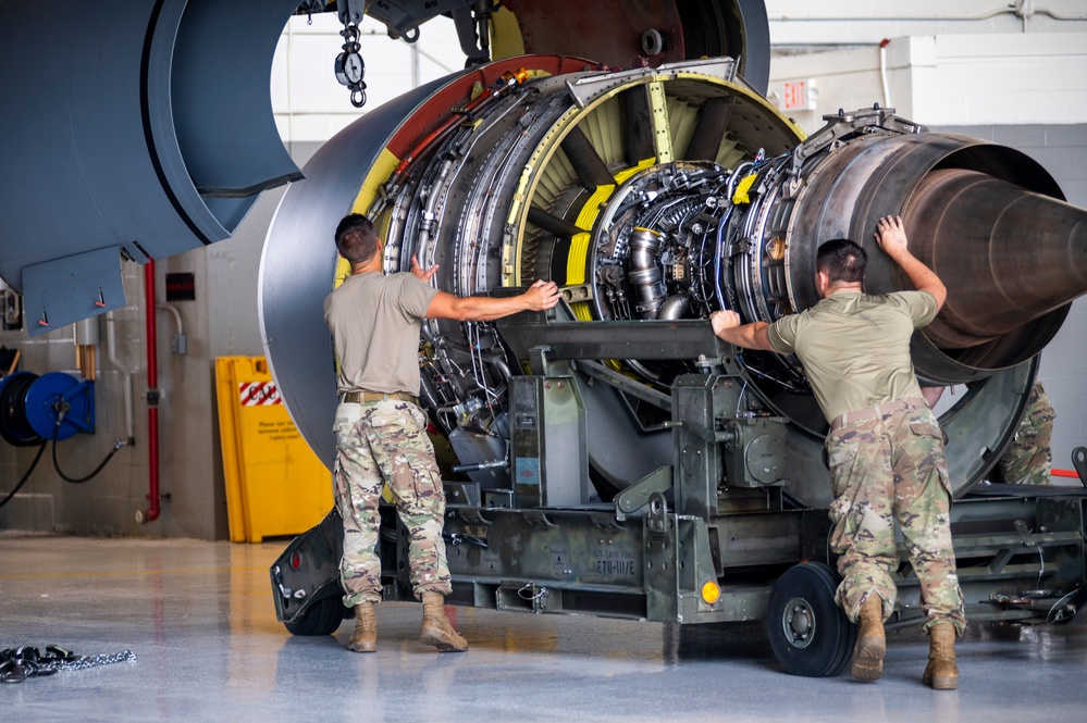 Aerospace propulsion craftsmen replace KC-135 engine