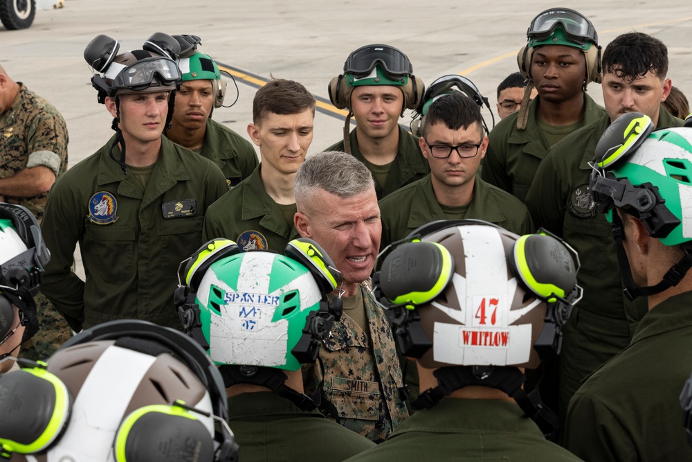 Assistant Commandant of the Marine Corps Gen. Eric M. Smith visits Marine Heavy Helicopter Squadron (HMH) 461