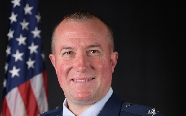 Official photo of Colonel Ryan Hayde