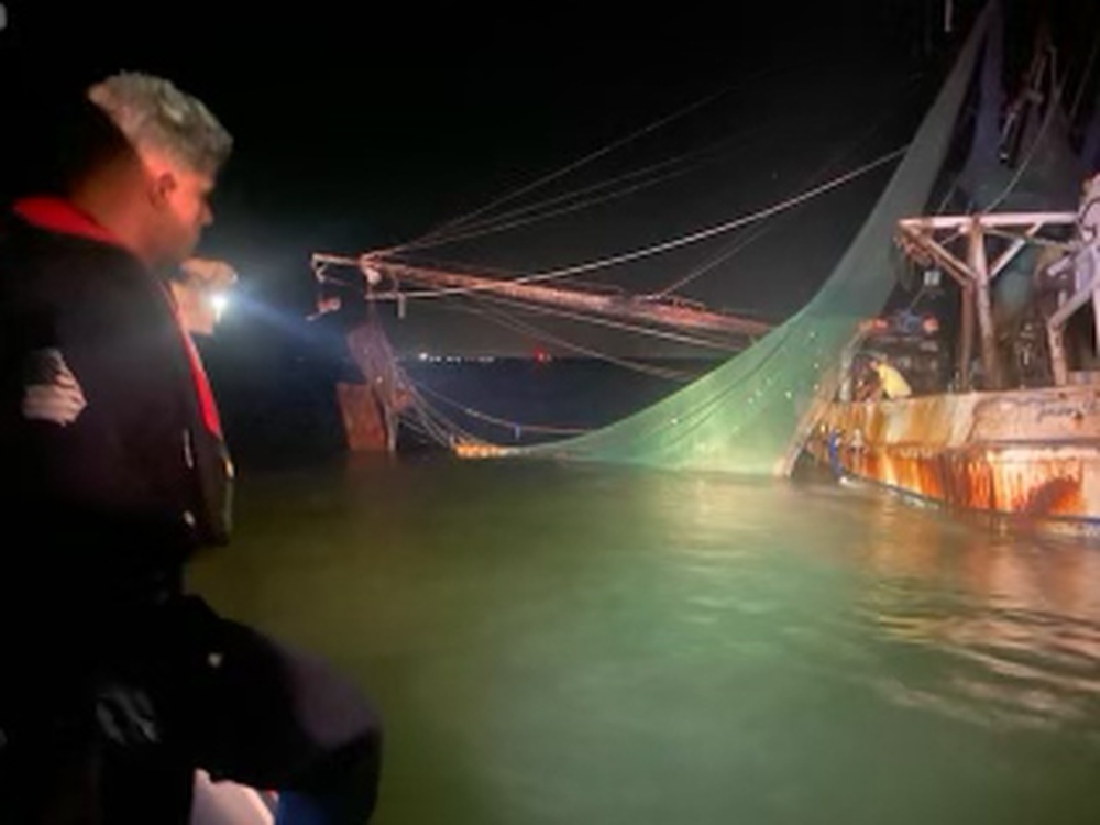 Dvids Images Coast Guard Good Samaritans Assist Aboard Vessel Taking On Water Near St