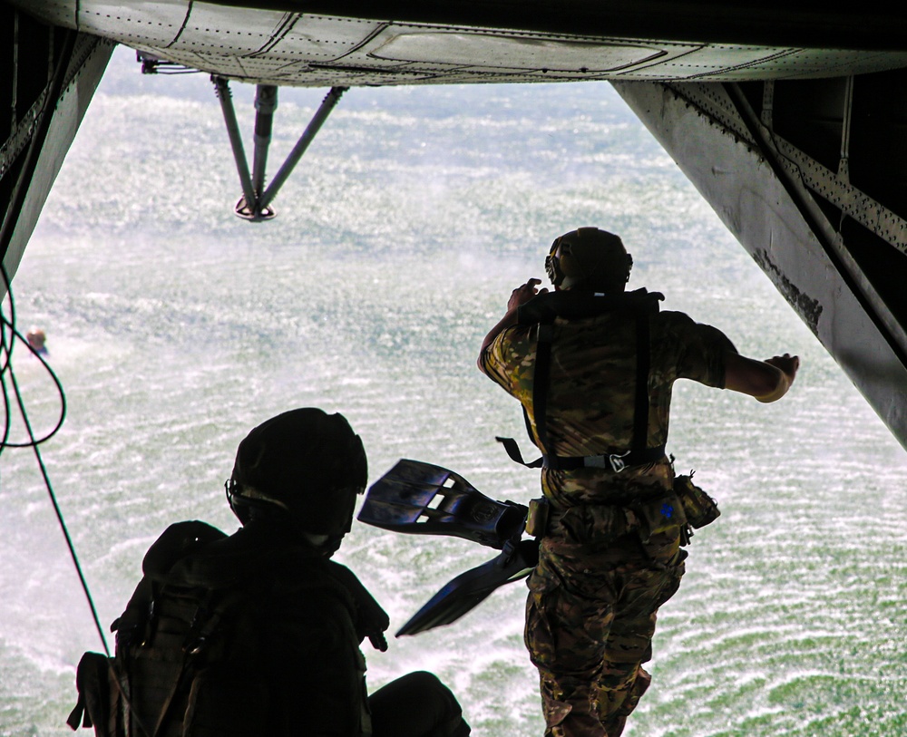 Green Berets Perform Helocasting