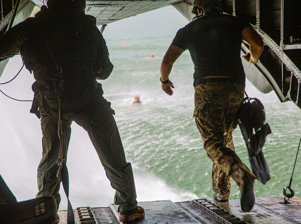 Green Berets Perform Helocasting