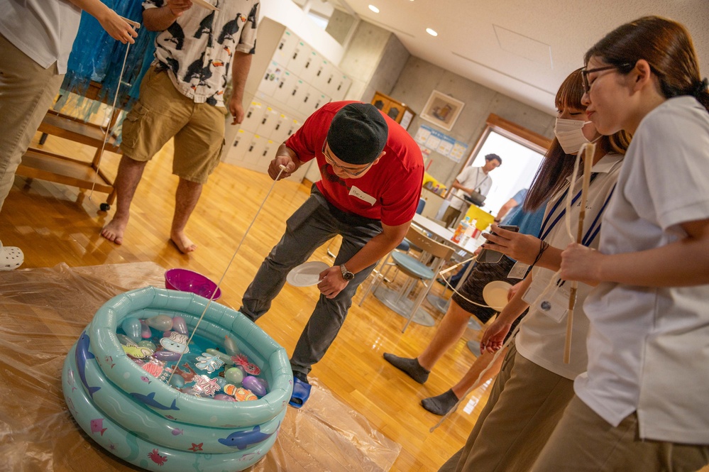 U.S. Airmen strengthen friendships with Japanese students