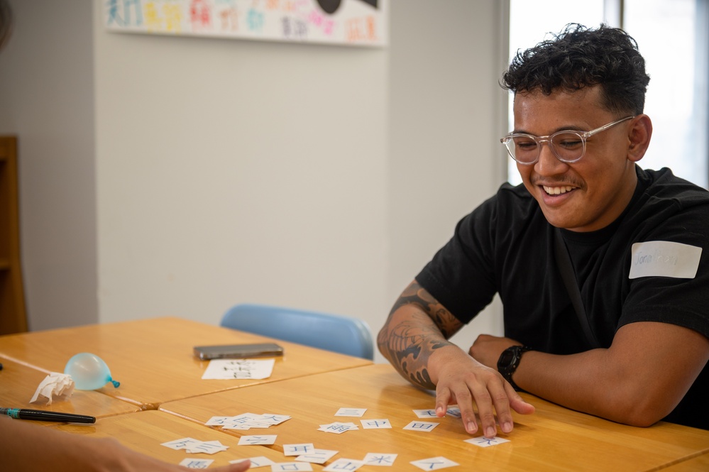 U.S. Airmen strengthen friendships with Japanese students