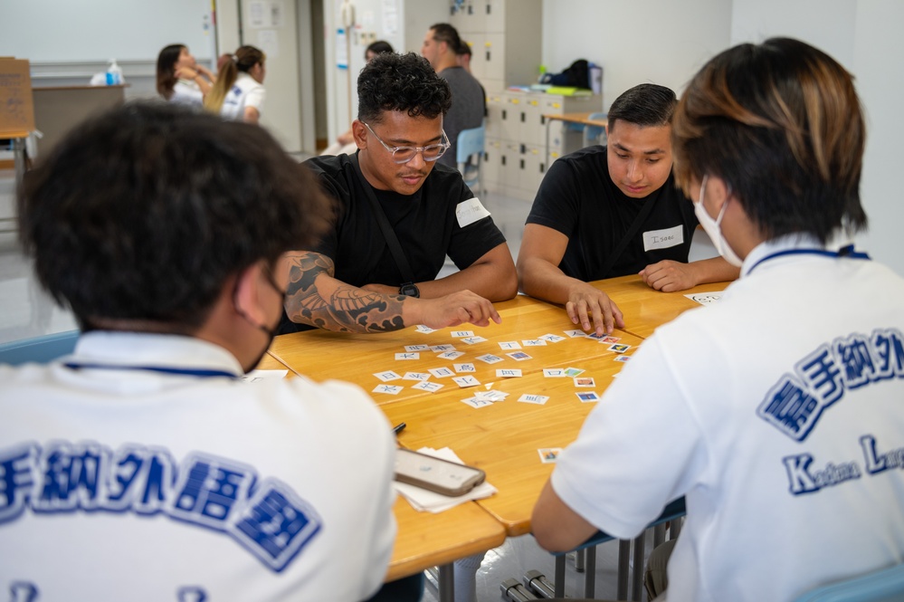 U.S. Airmen strengthen friendships with Japanese students