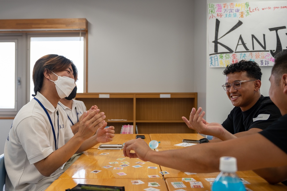 U.S. Airmen strengthen friendships with Japanese students