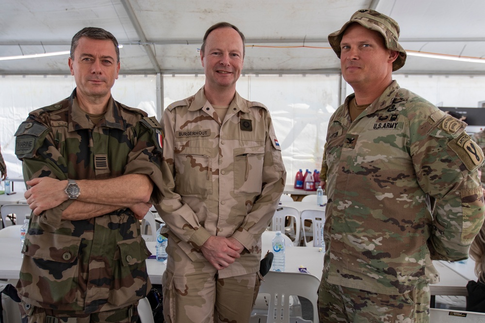 U.S. and Australian commanders discuss Talisman Sabre