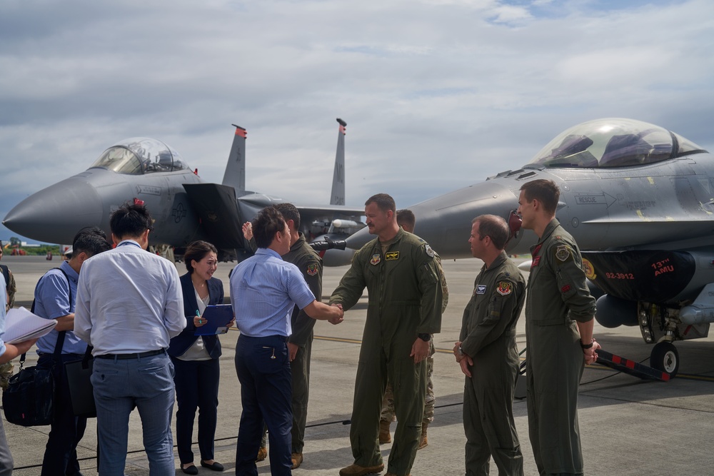 366th Fighter Wing speaks with Iwakuni city Mayor at MCAS Iwakuni
