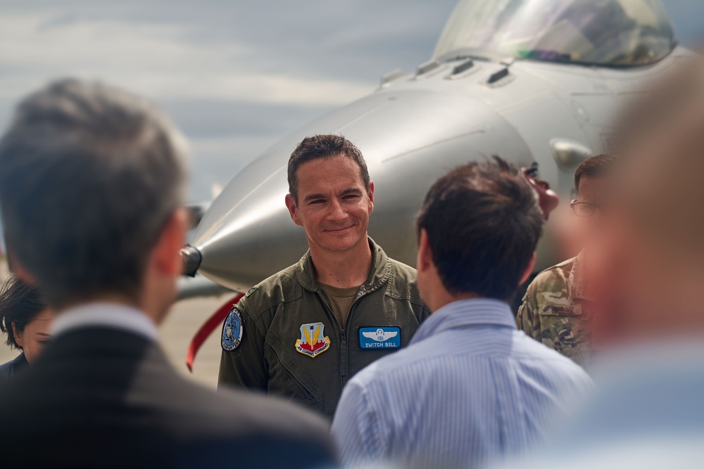 366th Fighter Wing speaks with Iwakuni city Mayor at MCAS Iwakuni