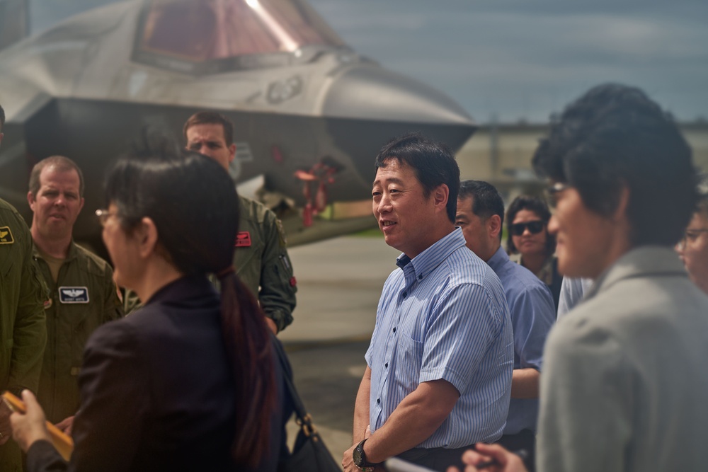 366th Fighter Wing speaks with Iwakuni city Mayor at MCAS Iwakuni