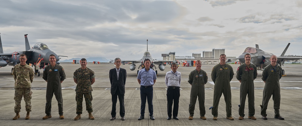 366th Fighter Wing speaks with Iwakuni city Mayor at MCAS Iwakuni