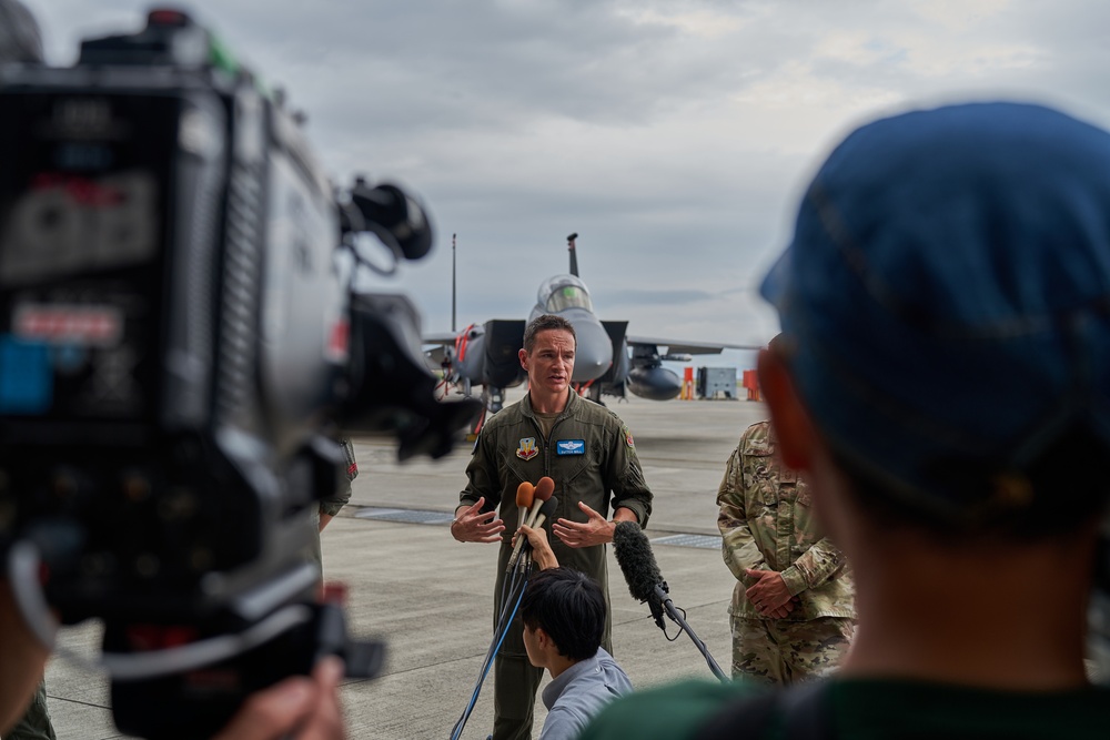 366th Fighter Wing speaks with Iwakuni city Mayor at MCAS Iwakuni