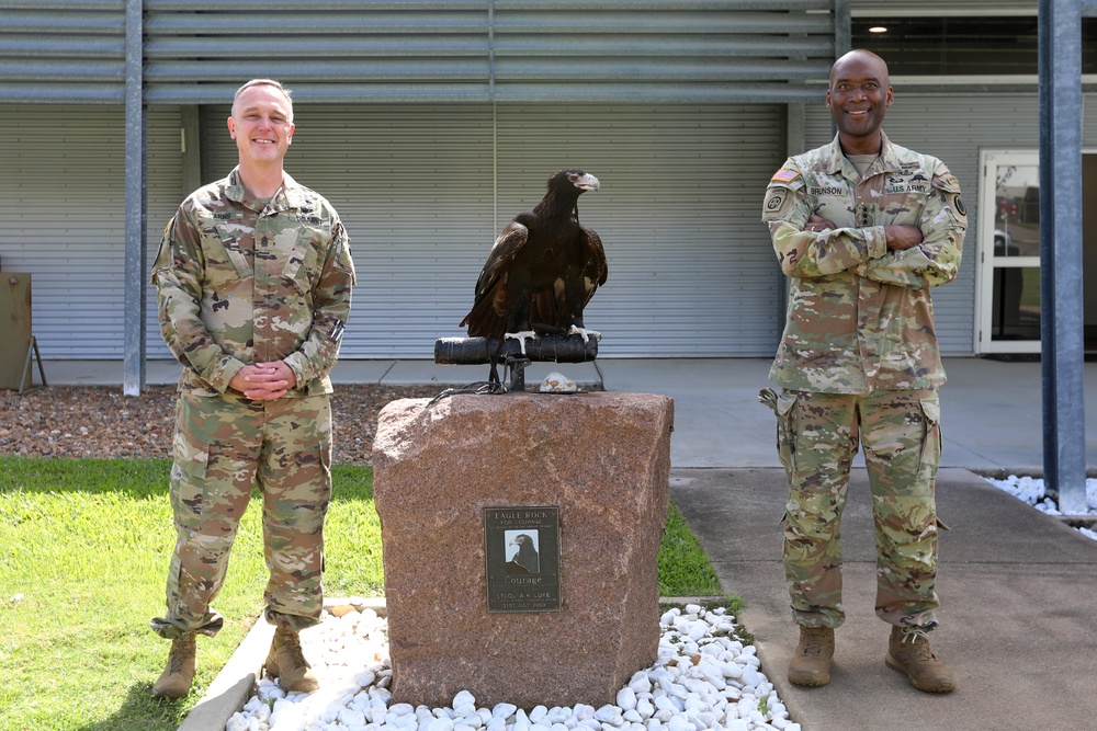 First Corps Commander meets &quot;Courage&quot; the eagle