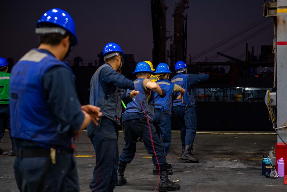 USS Ronald Reagan (CVN 76) conducts fueling-at-sea with USNS Rappahannock (T-AO 204)