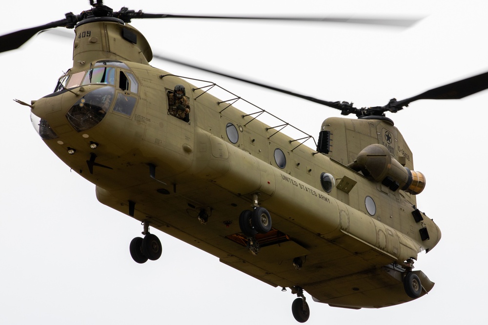 A Boeing CH-47 Chinook assigned to the 5-159th General Service Aviation Battalion from Fort Eustis, Virginia, carrying Soldiers from the 78th Training