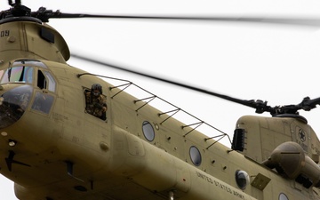 A Boeing CH-47 Chinook assigned to the 5-159th General Service Aviation Battalion from Fort Eustis, Virginia, carrying Soldiers from the 78th Training