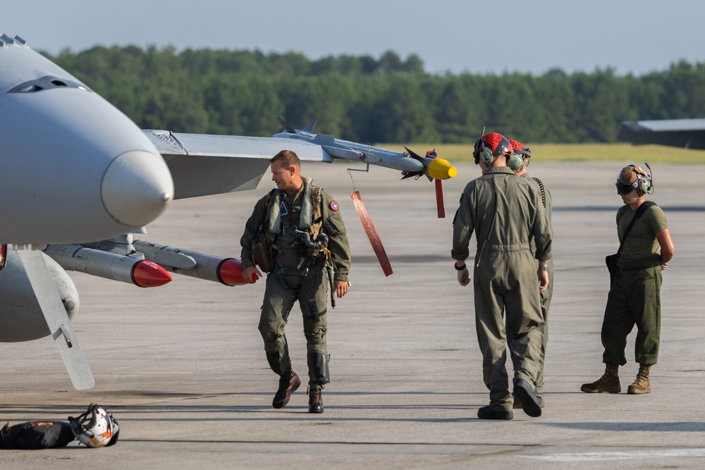 Lt. Col. Dickerson celebrates final flight with MCAS Beaufort