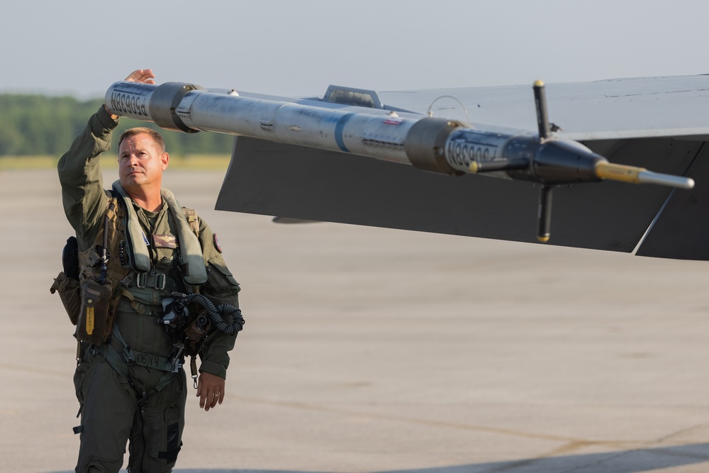 Lt. Col. Dickerson celebrates final flight with MCAS Beaufort