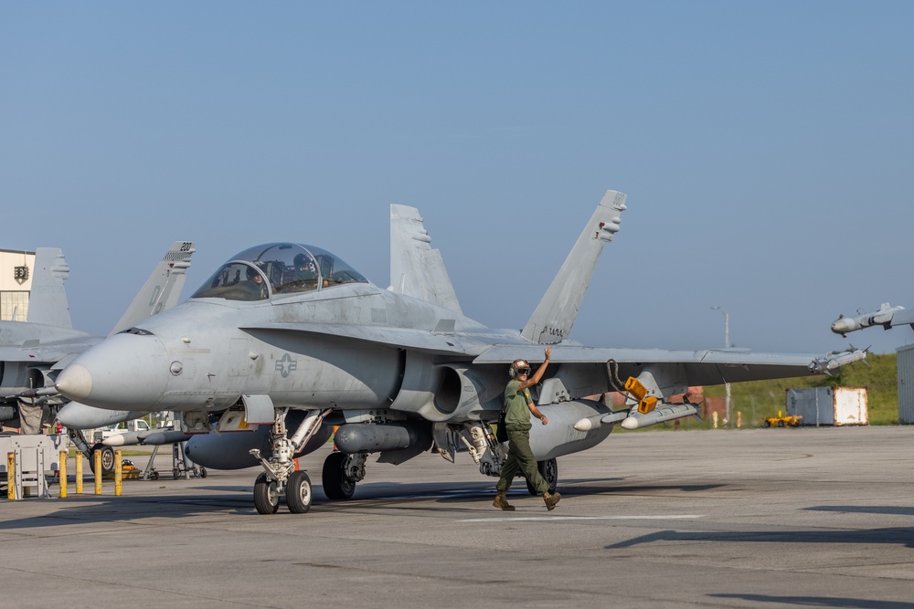 Lt. Col. Dickerson celebrates final flight with MCAS Beaufort