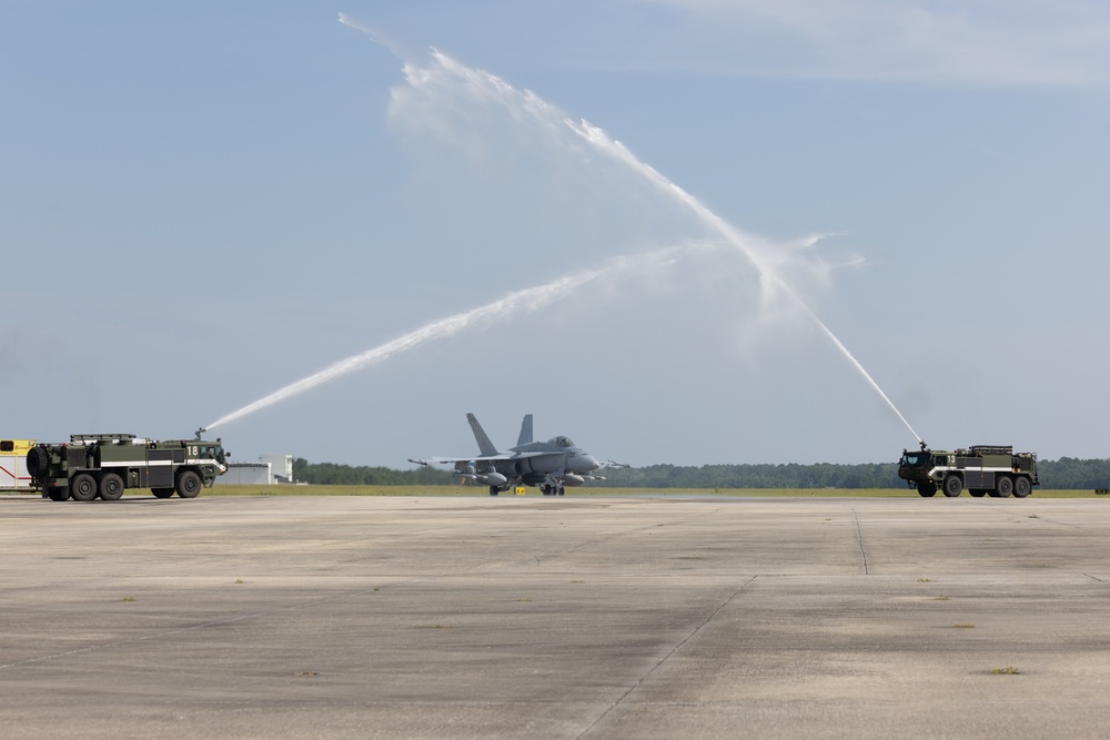 Lt. Col. Dickerson celebrates final flight with MCAS Beaufort