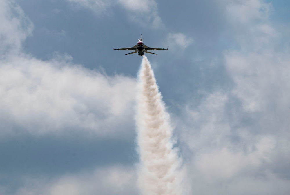 Thunderbirds headline Dayton Air Show