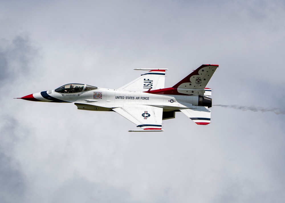 Thunderbirds headline Dayton Air Show