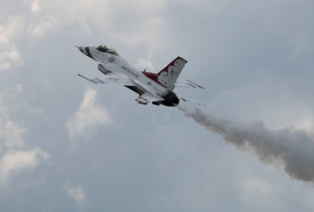 Thunderbirds headline Dayton Air Show