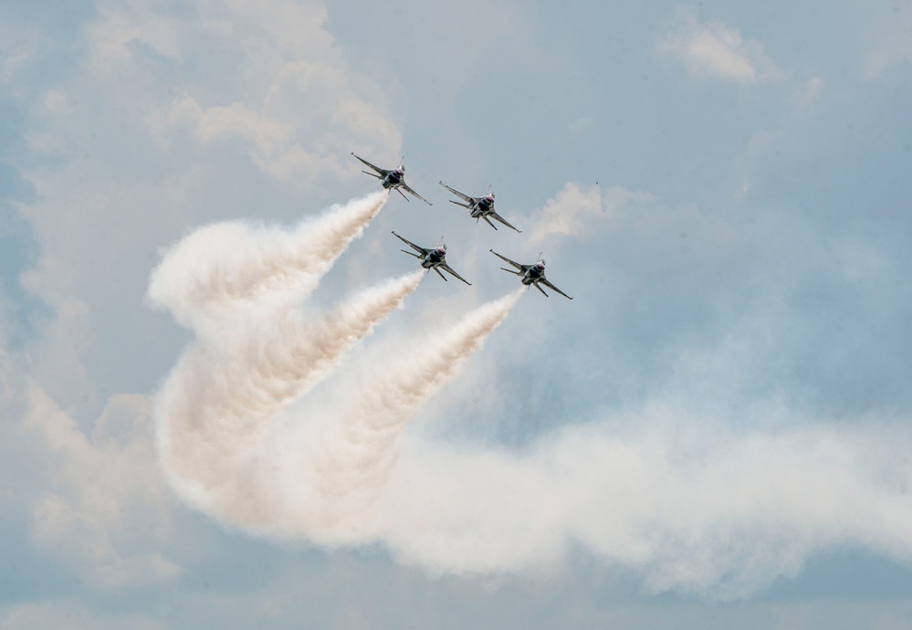 Thunderbirds headline Dayton Air Show