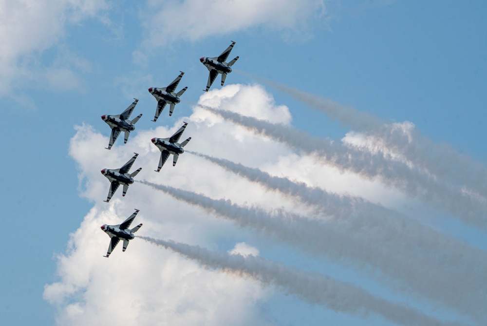 Thunderbirds headline Dayton Air Show