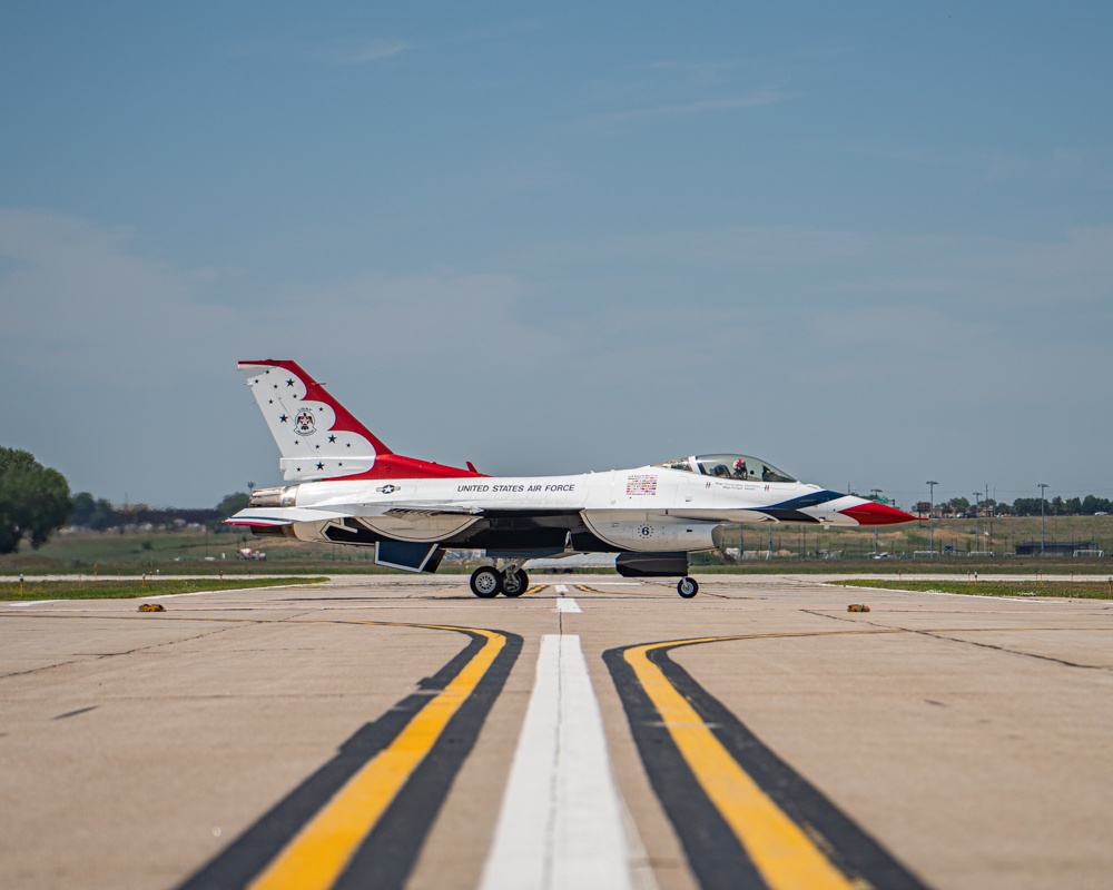 Thunderbirds arrive for Sioux Falls Power on the Prairie Airshow