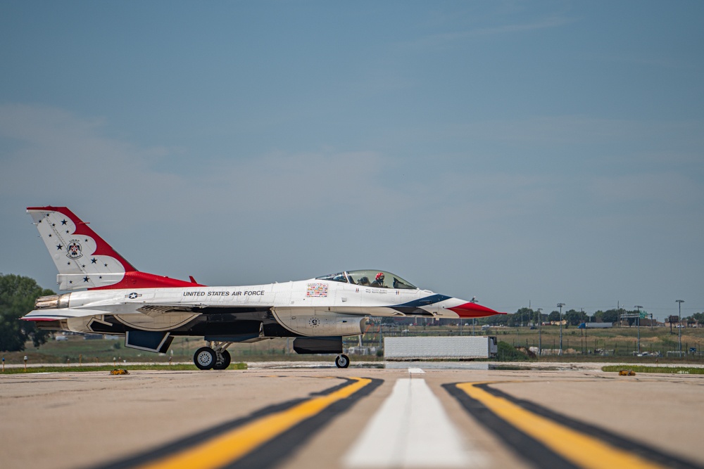 Thunderbirds arrive for Sioux Falls Power on the Prairie Airshow