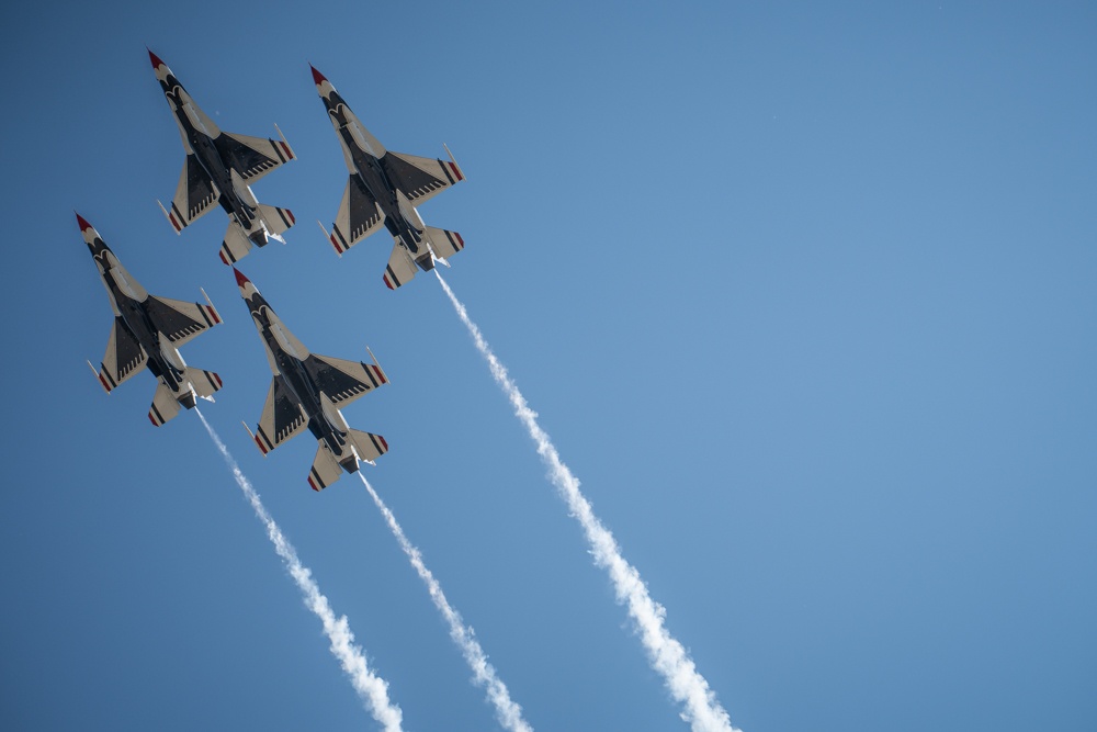 Thunderbirds arrive for Sioux Falls Power on the Prairie Airshow