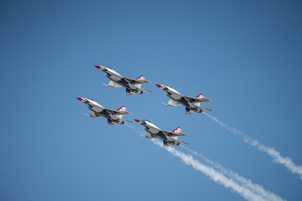 Thunderbirds arrive for Sioux Falls Power on the Prairie Airshow