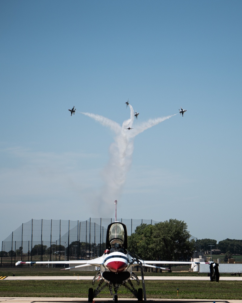 Thunderbirds arrive for Sioux Falls Power on the Prairie Airshow