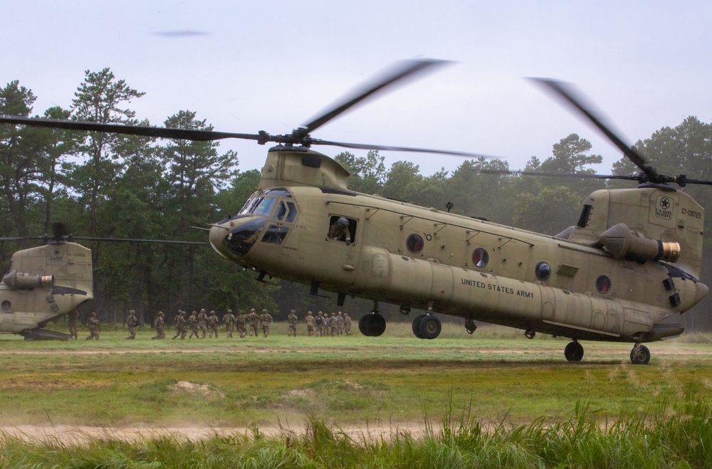 Soldiers with the 78th Training Division perform unboarding operations with two Boeing CH-47 Chinook crews.