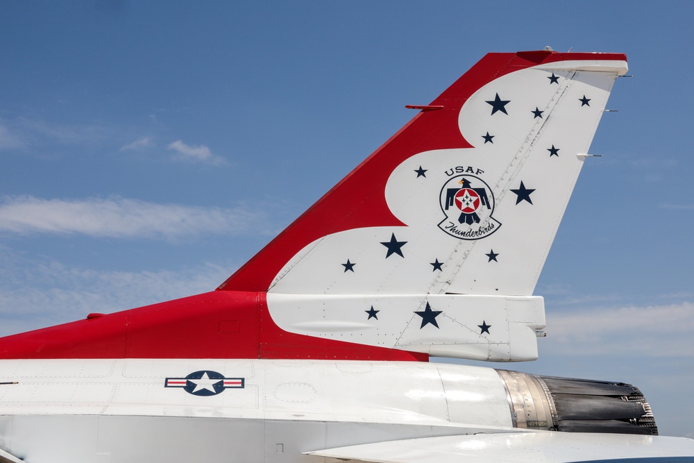 The Thunderbirds arrive ahead of the Sioux Falls Airshow