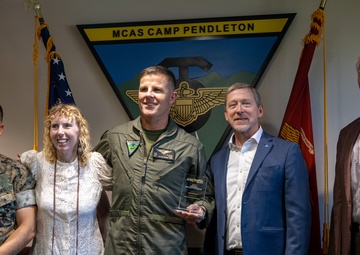 MCAS Camp Pendleton commanding officer accepts American Council of Engineering Companies National Recognition Award