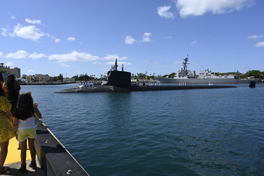 USS Vermont Arrives