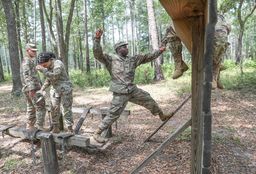 213th Soldiers Tackle Leadership Reaction Course