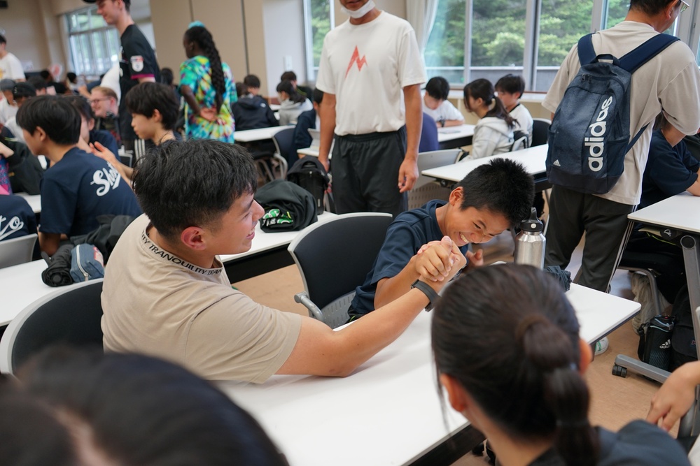 Students meet Marines 4