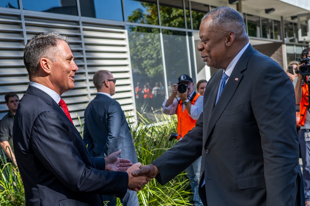 SECDEF Visits Brisbane, Australia