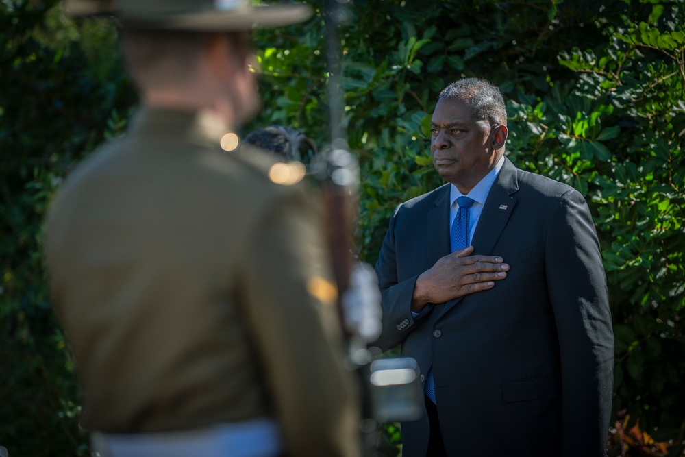 SECDEF Visits Brisbane, Australia