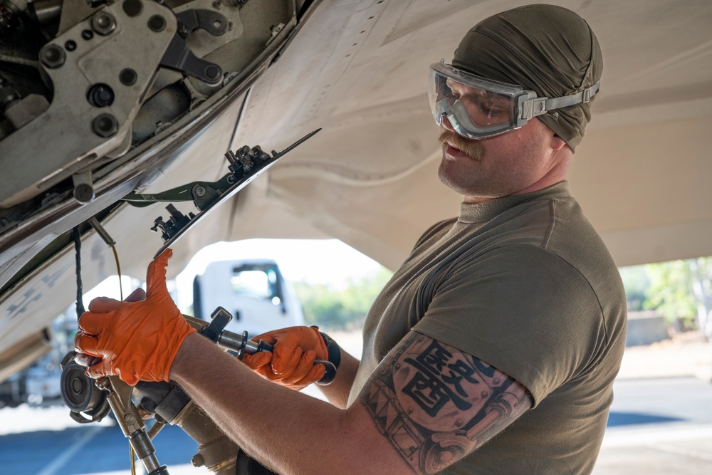 USAF Airmen and RAAF aviator refuel F-22 Raptors