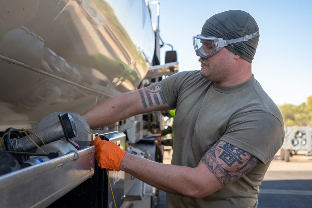 USAF Airmen and RAAF aviator refuel F-22 Raptors