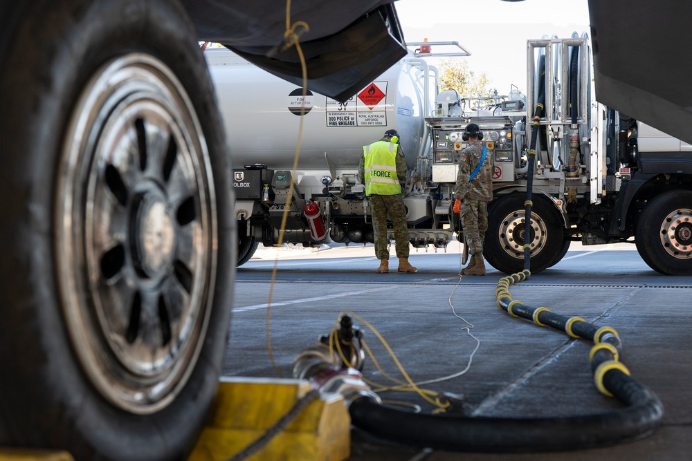 USAF Airmen and RAAF aviator refuel F-22 Raptors