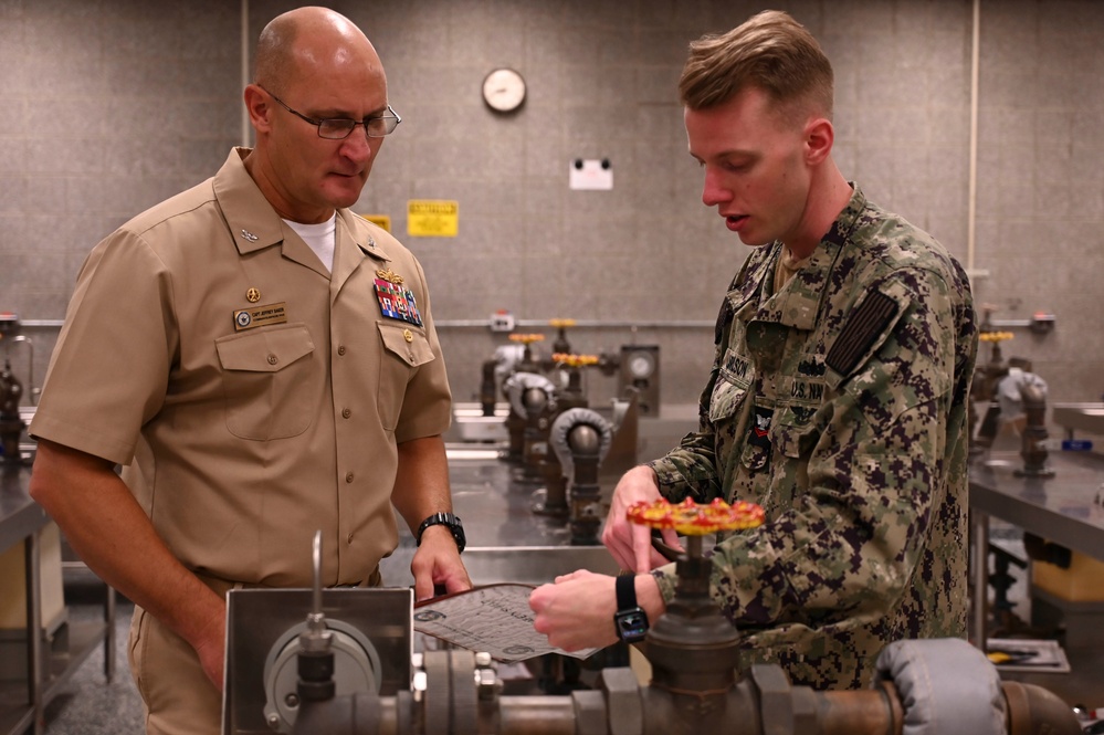 LPD-29 CO visits Great Lakes